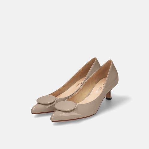 予約：2026SS：オーバルパーツ付き パンプス（m45022）グレージュE