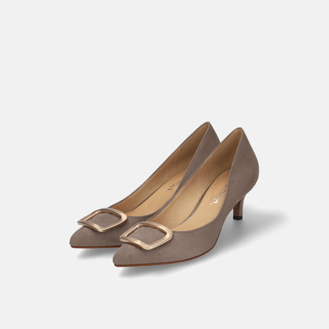 2025AW：ポインテッドトゥ バックル パンプス（m55224）グレージュS/mamian（マミアン）