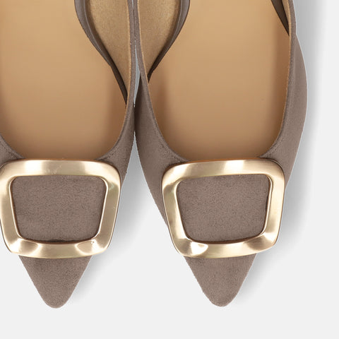 2025AW：ポインテッドトゥ バックル パンプス（m55224）グレージュS/mamian（マミアン）